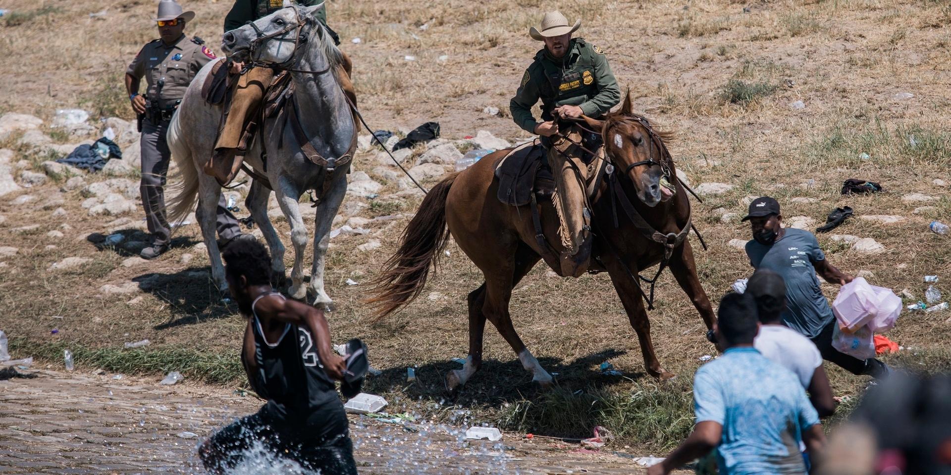 Gränspolis i Texas försöker mota tillbaka migranter som korsat gränsfloden Rio Grande från Mexiko.
