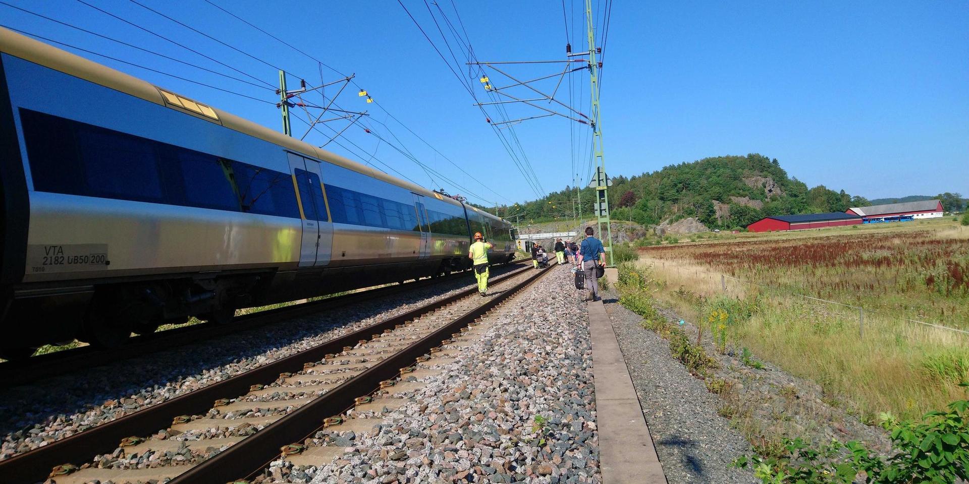 Vid 15.30-tiden började passagerare evakueras från tåget.