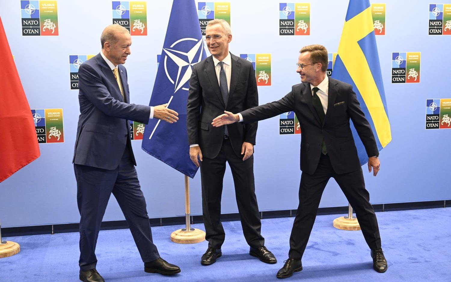 Turkiets president Recep Tayyip Erdogan och statsminister Ulf Kristersson skakar hand på Natos toppmöte i Vilnius i somras. Arkivbild