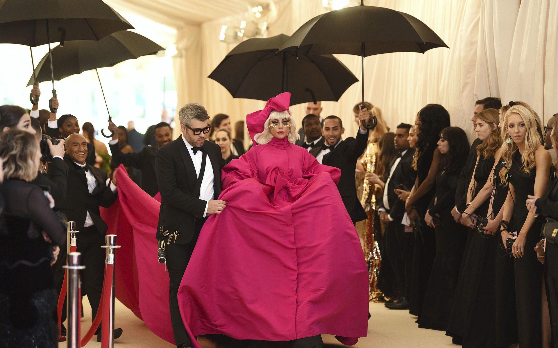 Lady Gaga gjorde först entré i en enorm illrosa kreation.