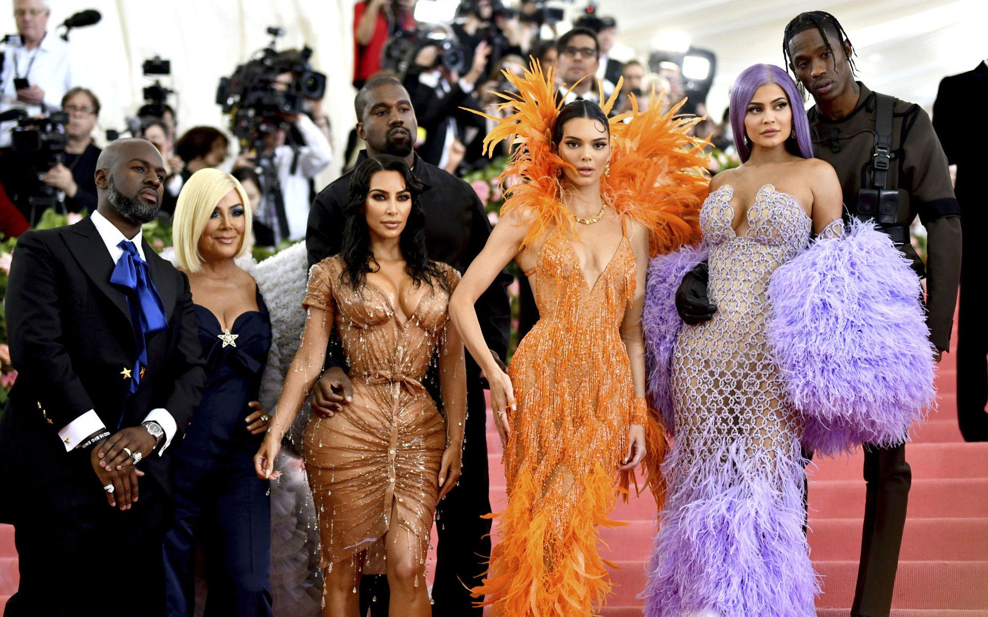 Hela Kardashian-klanen dök såklart upp: Corey Gamble, Kris Jenner, Kim Kardashian, Kendall Jenner, Kylie Jenner och Travis Scott.