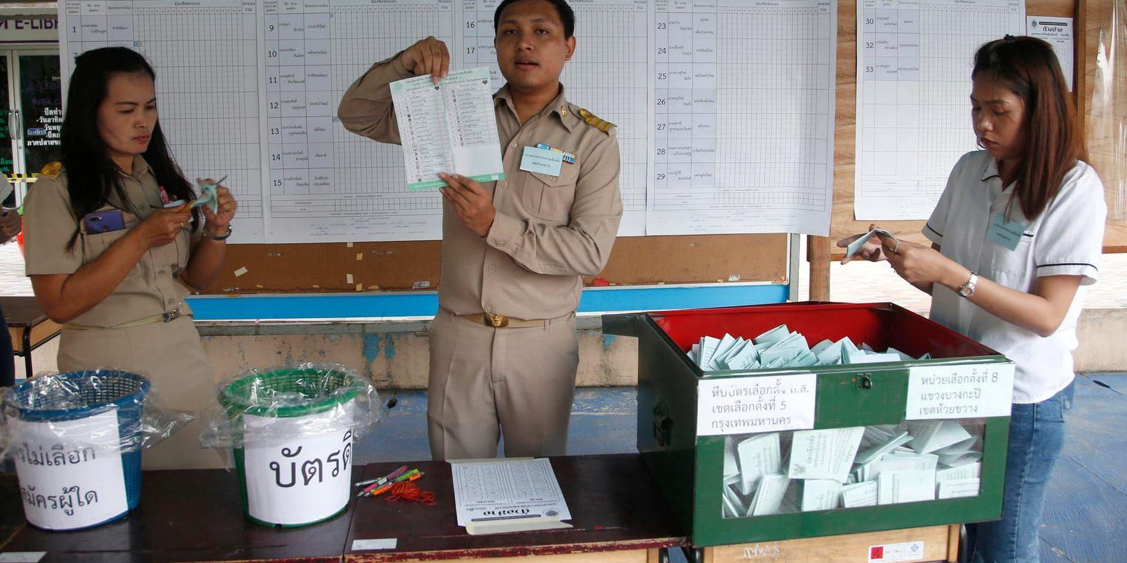 Rösträkning pågår i Thailand.