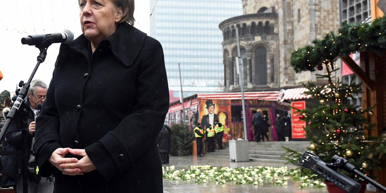 Förbundskansler Angela Merkel talade vi invigningen av ett minnesmärke som hedrar offren för julmarknadsattacken för ett år sedan.