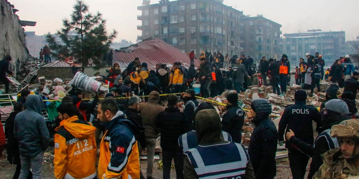 Räddningsarbete pågår vid ett raserat hus i turkiska Diyarbakir.