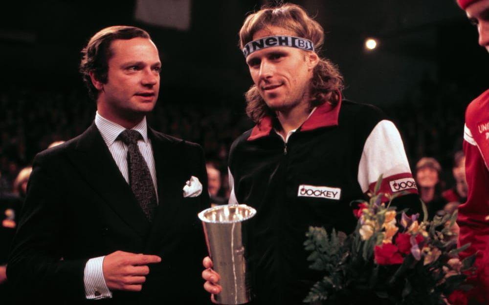 Med kung Carl XVI Gustaf efter segern i Stockholm Open 1980, där Borg besegrade John McEnroe. Foto: TT/Arkiv