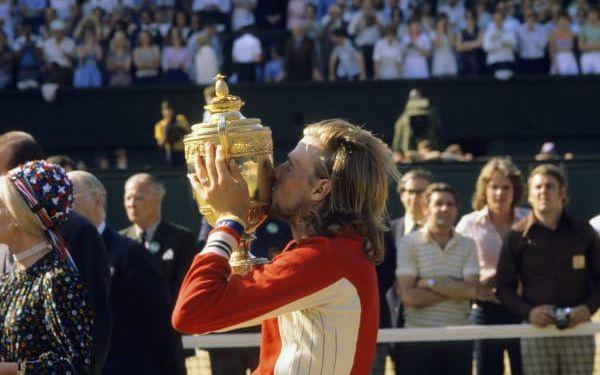 Björn Borg vann Wimbledon totalt fem gånger. Här syns han lyfta bucklan för andra gången 1977. Foto: TT/Arkiv
