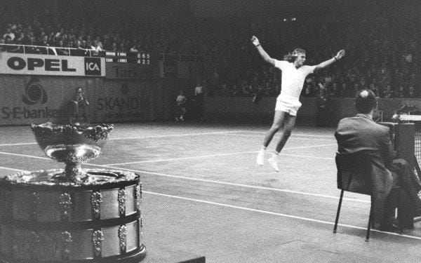 Samma duo ordnade Sveriges första Davis Cup-titel i och med vinsten mot Tjeckoslovakien. Borg vann även i de två singlar som han ställde upp i. Foto: Gunnar Lundmark/TT