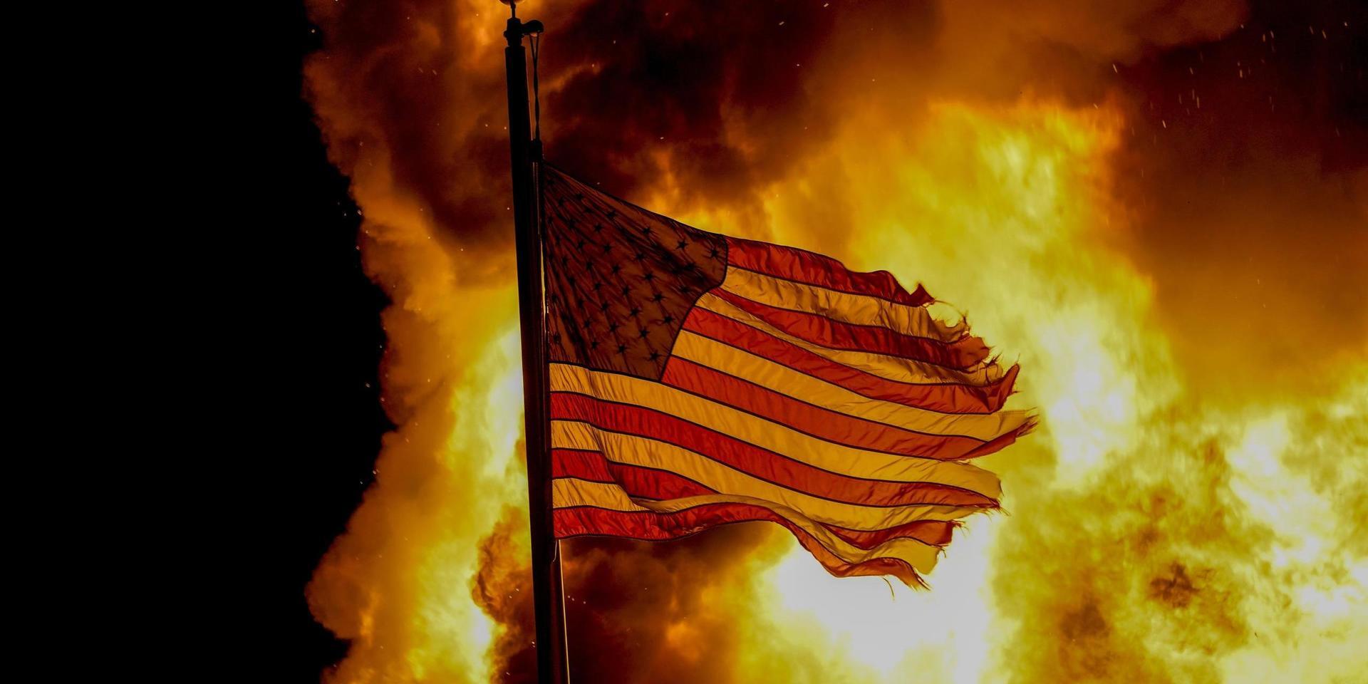 En amerikansk flagga vid en kriminalvårdsanstalt som sattes i brand under protesterna i Kenosha, Wisconsin, i augusti förra året.