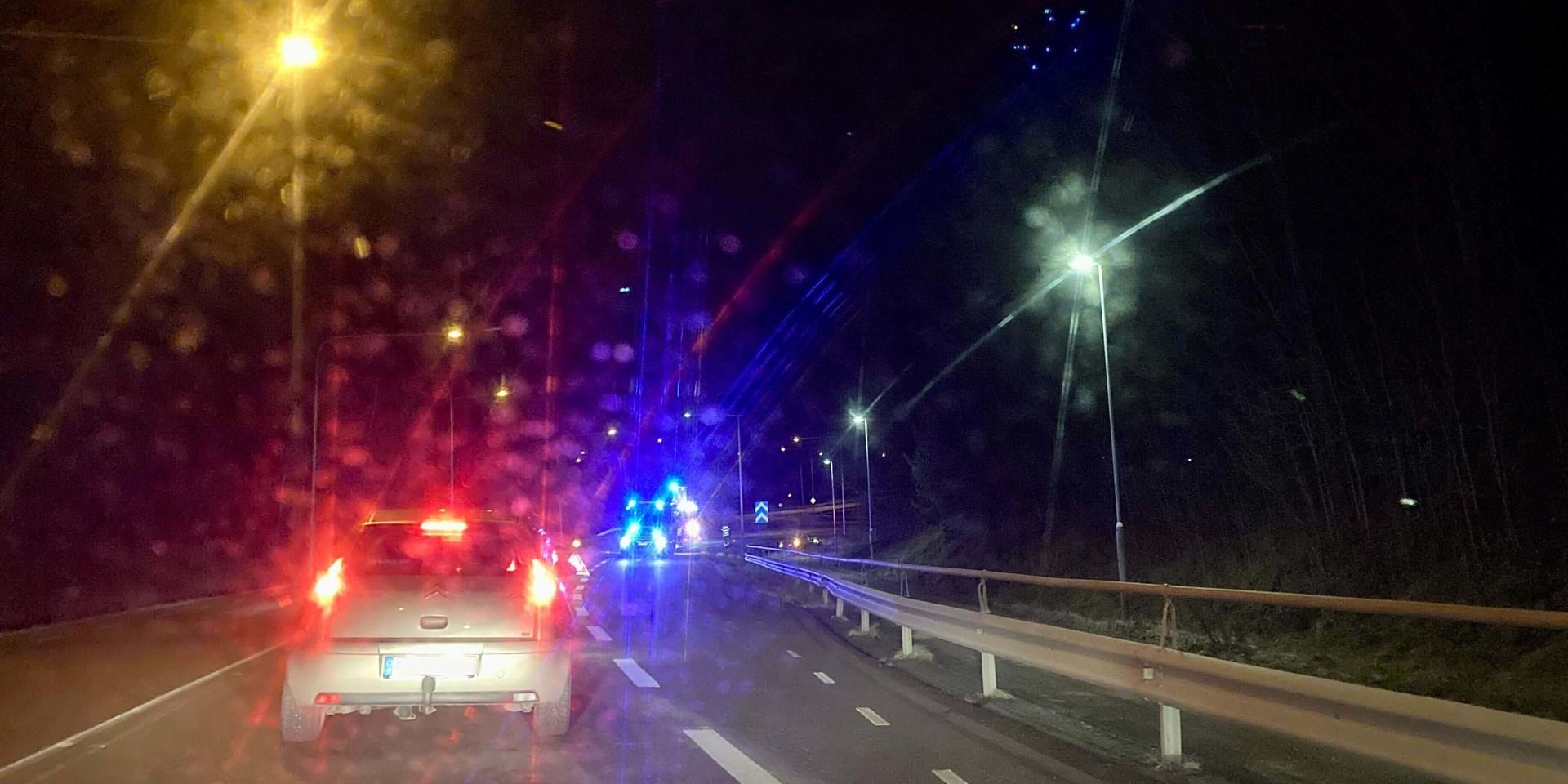 Vid 20.40-tiden körde en personbil i diket i Vänersborg. 