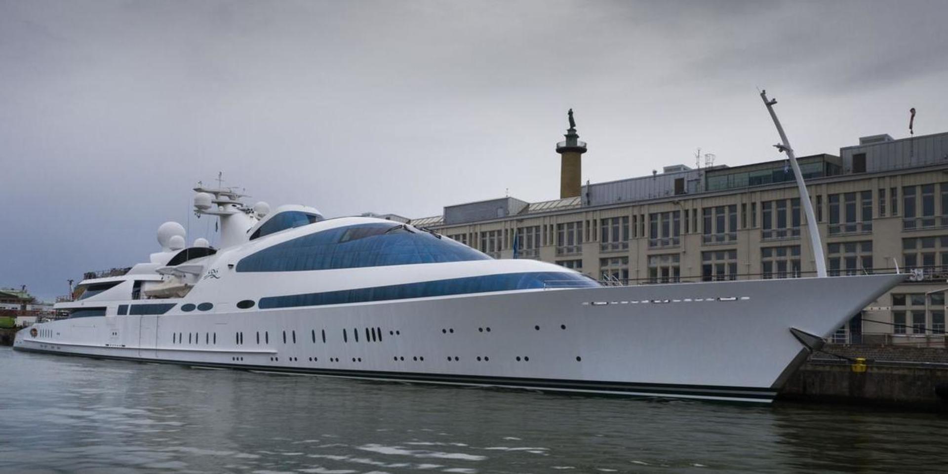 Lyxyachten Yas är världens åttonde största yacht, och ägs av emiratiska kungligheten Hamdan bin Zayed bin Sultan Al Nahyan. Yachten är värderad till 1,7 miljarder kronor.