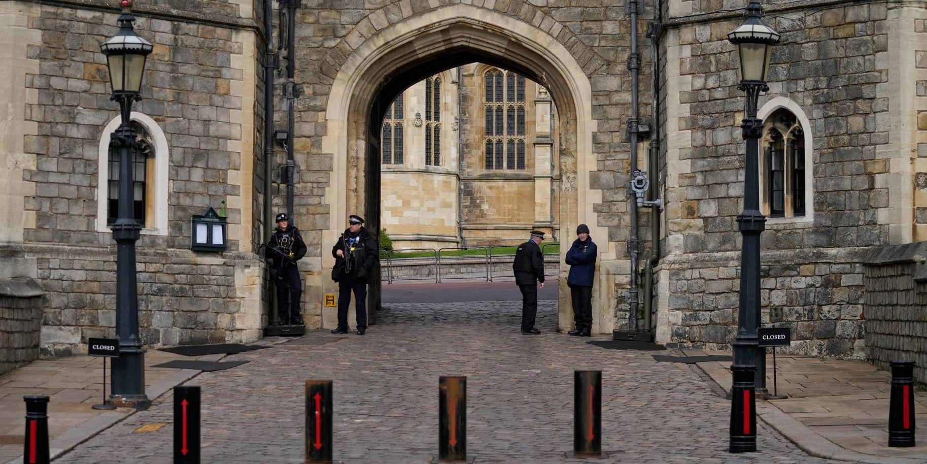 Vakter vid Windsor Castle, där en man tog sig in med hjälp av en repstege juldagen 2021. Arkivbild.