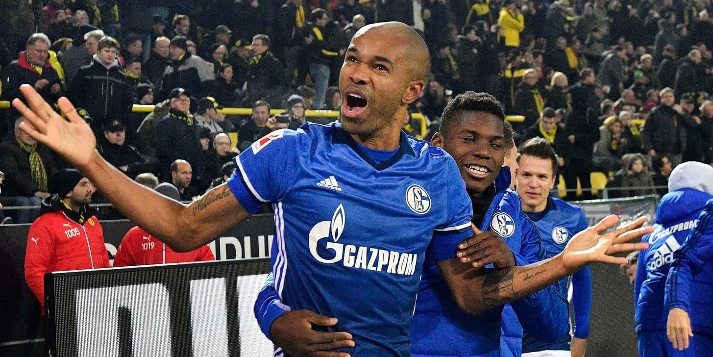 Schalkes Naldo firar 4–4-målet i den fjärde övertidsminuten mot Dortmund.