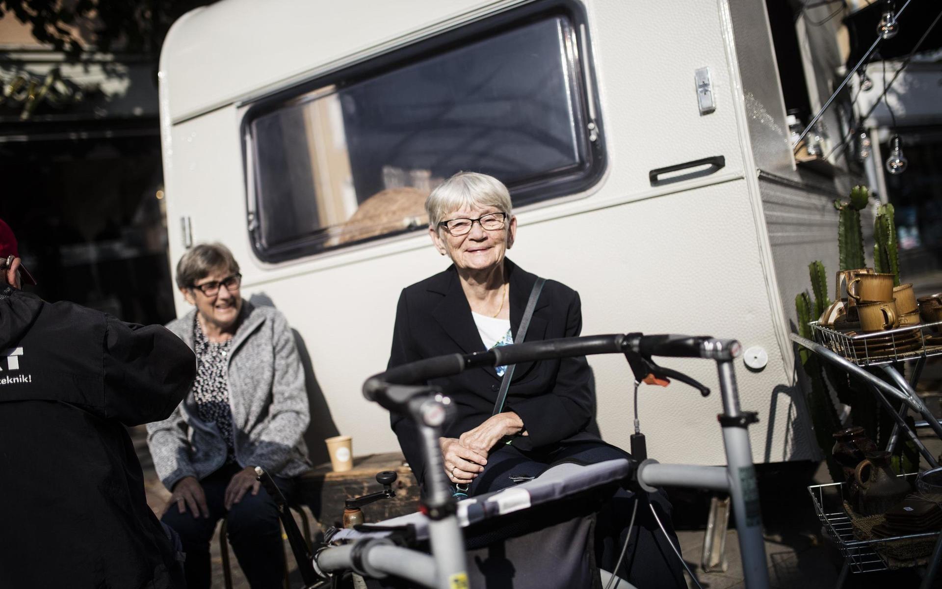 Ines Strömdahl och Irene Andersson satt och njöt med en kaffe i solen. 