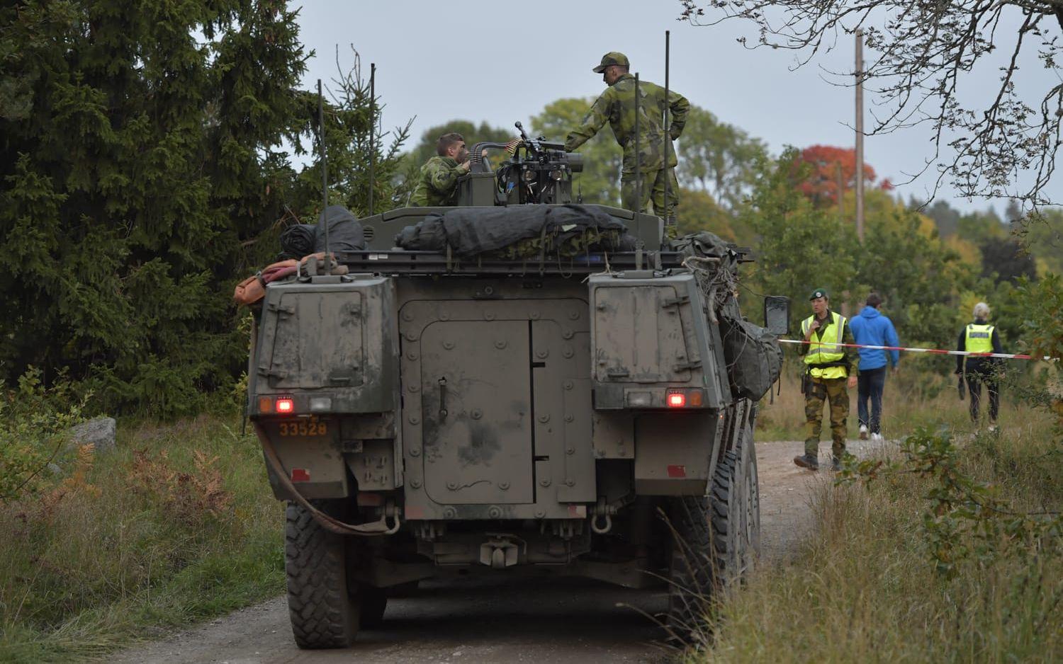 Ett persontåg har krockat med en stridsvagn och spårat ur i närheten av Trosa i Södermanland på tisdagseftermiddagen. Fyra personer är skadade, tre från försvarsmakten och en på tåget. Foto: TT
