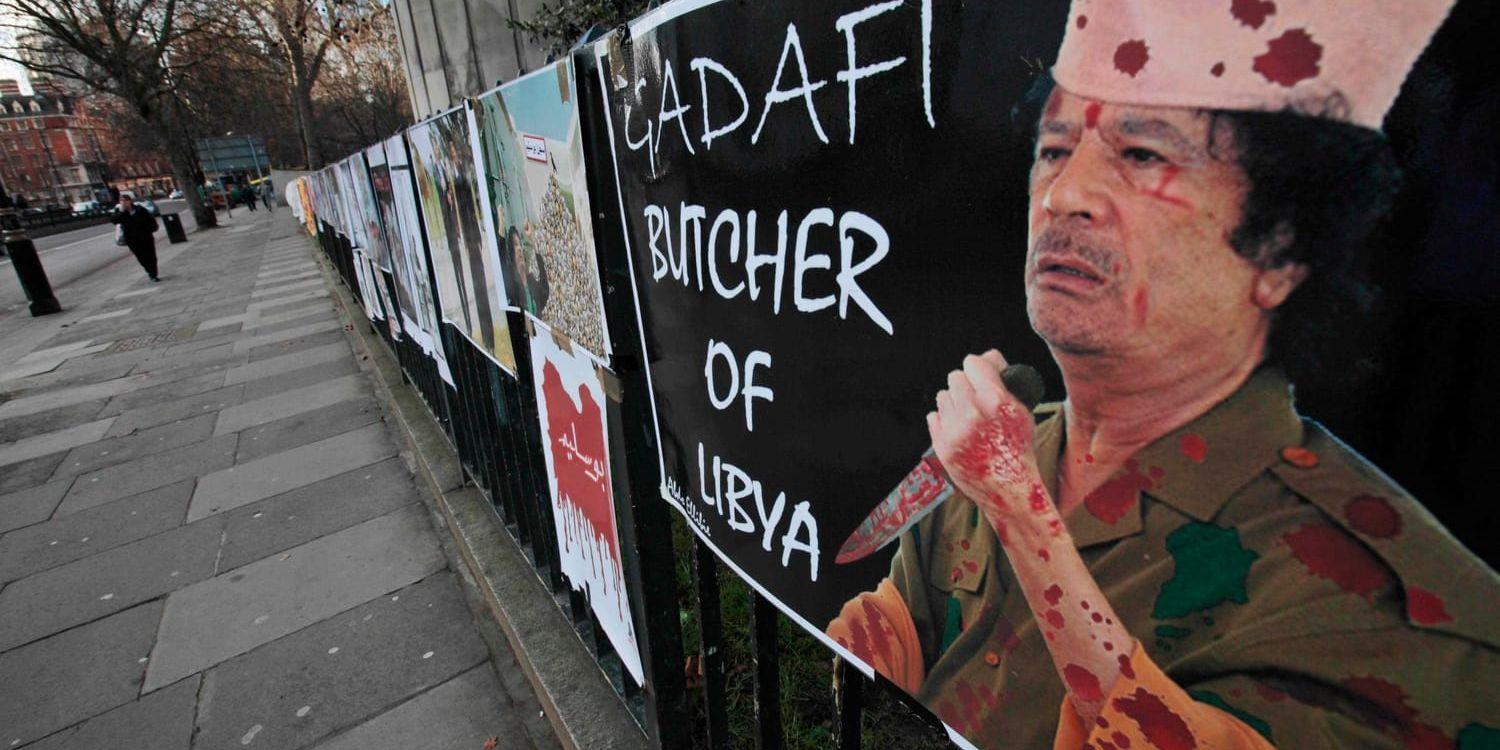En affisch föreställande Libyens dåvarande diktator Muammar Gaddafi under den så kallade arabiska våren 2011. Arkivbild.