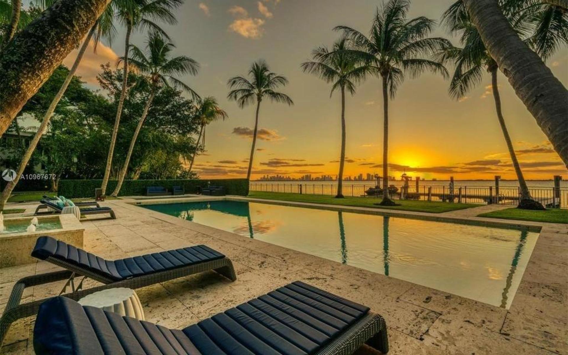 På kvällarna kan man hänga vid poolen och se solen gå ner över Miamis skyline.