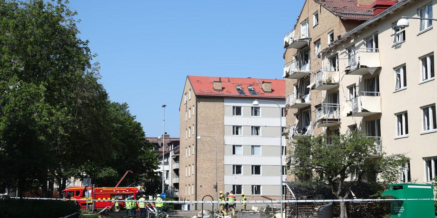 En kraftig explosion har inträffat utanför ett flerfamiljshus i Linköping.