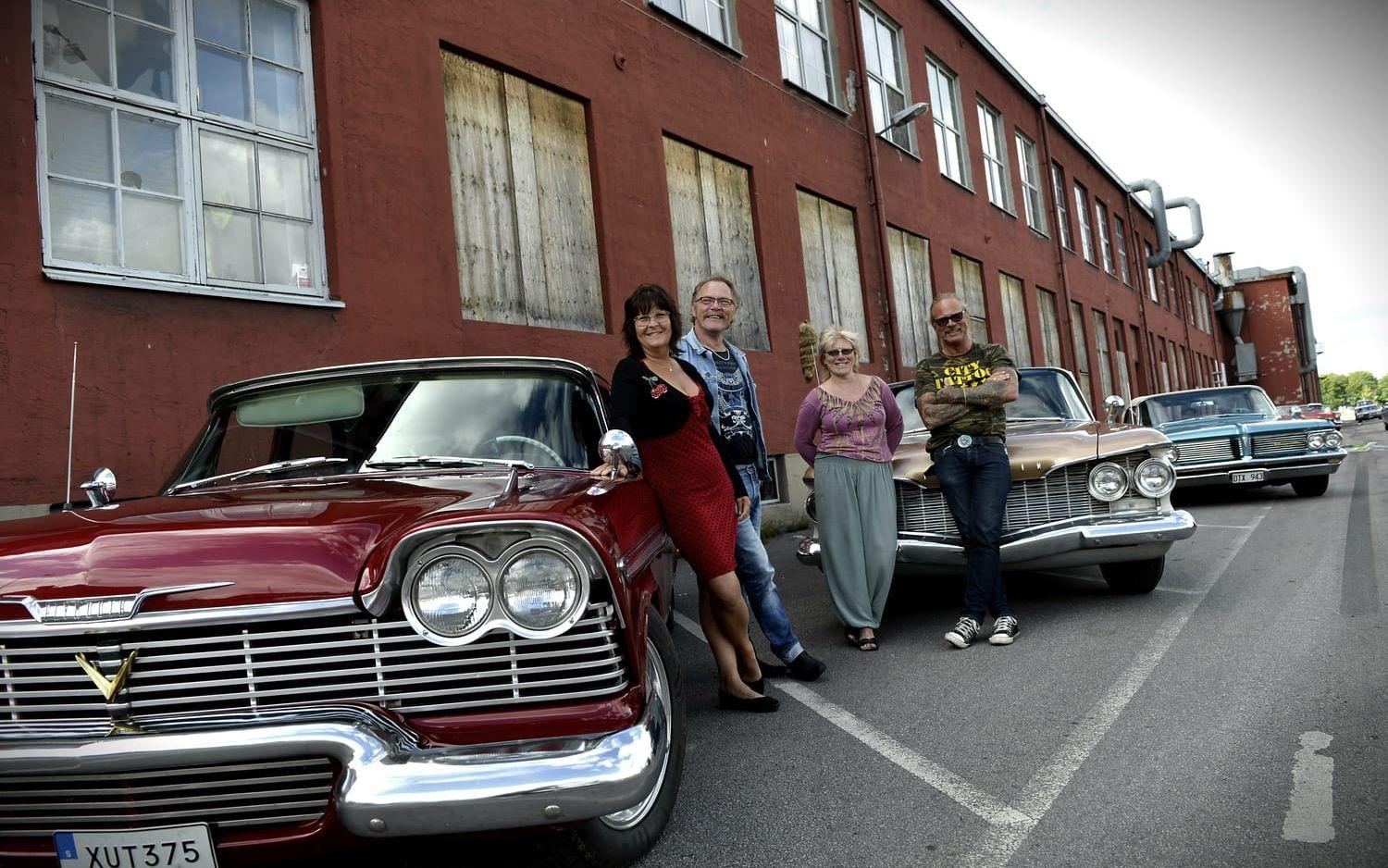 Ulrika Svensson, Mats Blom, Maritha Persson och Kurt Persson tog sina Plymouths till Lidköping för att spana på bilar.