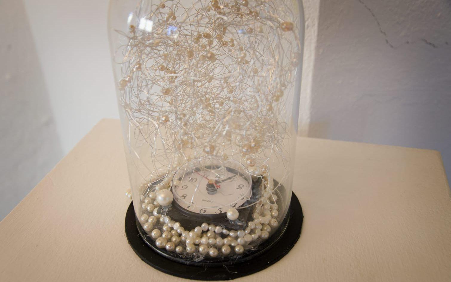 Gurlie Lindéns verk Tiden rinner i väg består av en tickande klocka i en glaskupa.
