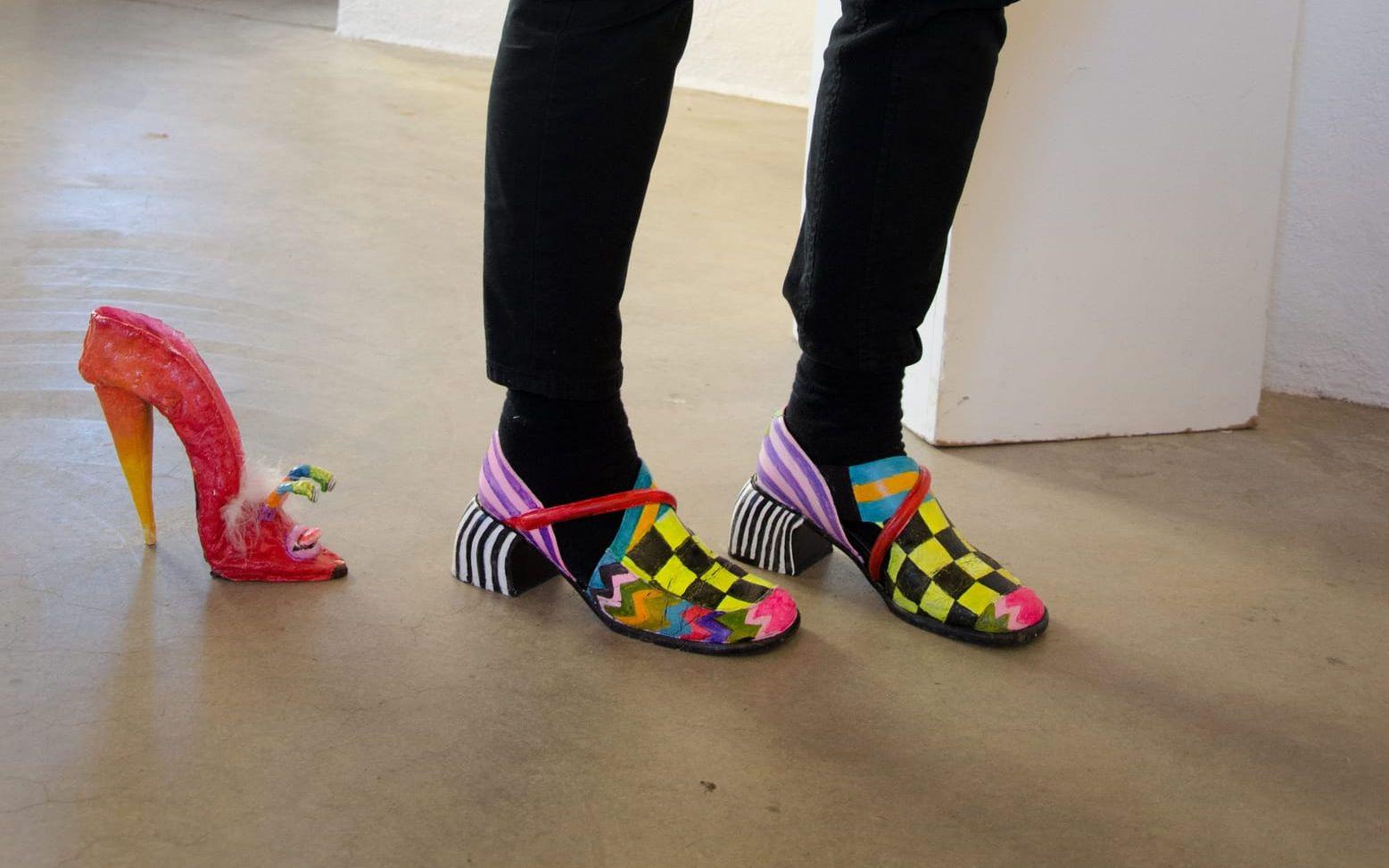 Inför utställningen bestämde Anna-Lena Emdén sig för att pimpa sina skor med glada färger och mönster.