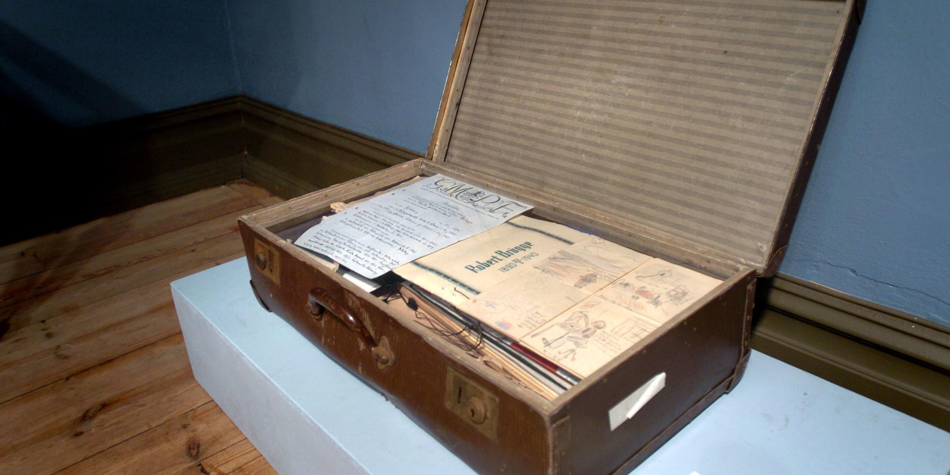 Utställningen &quot;Årets skörd&quot; på Vänersborgs museum presenterades. Väska med arkiv, som tillhört postmästare Robert Brügge.