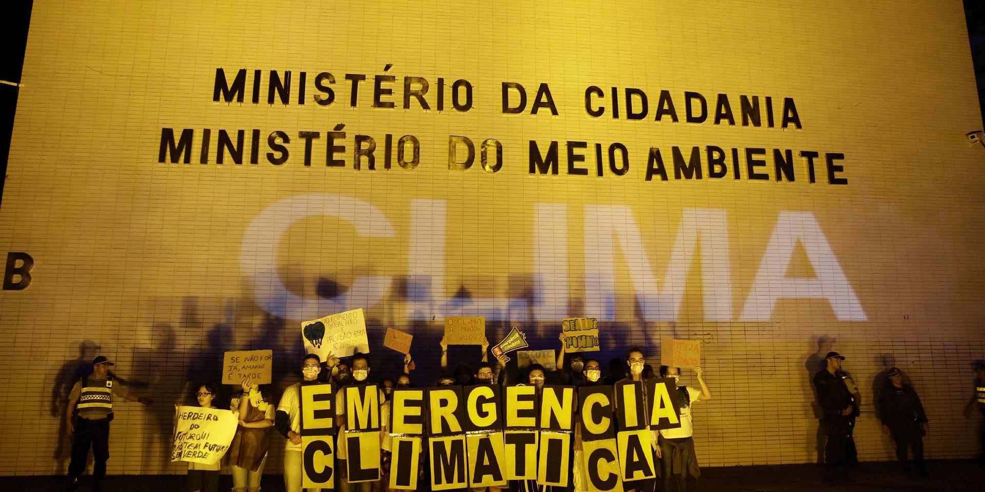 Klimataktivister i Brasilien protesterar utanför miljödepartementet i huvudstaden Brasilia i september i år. 