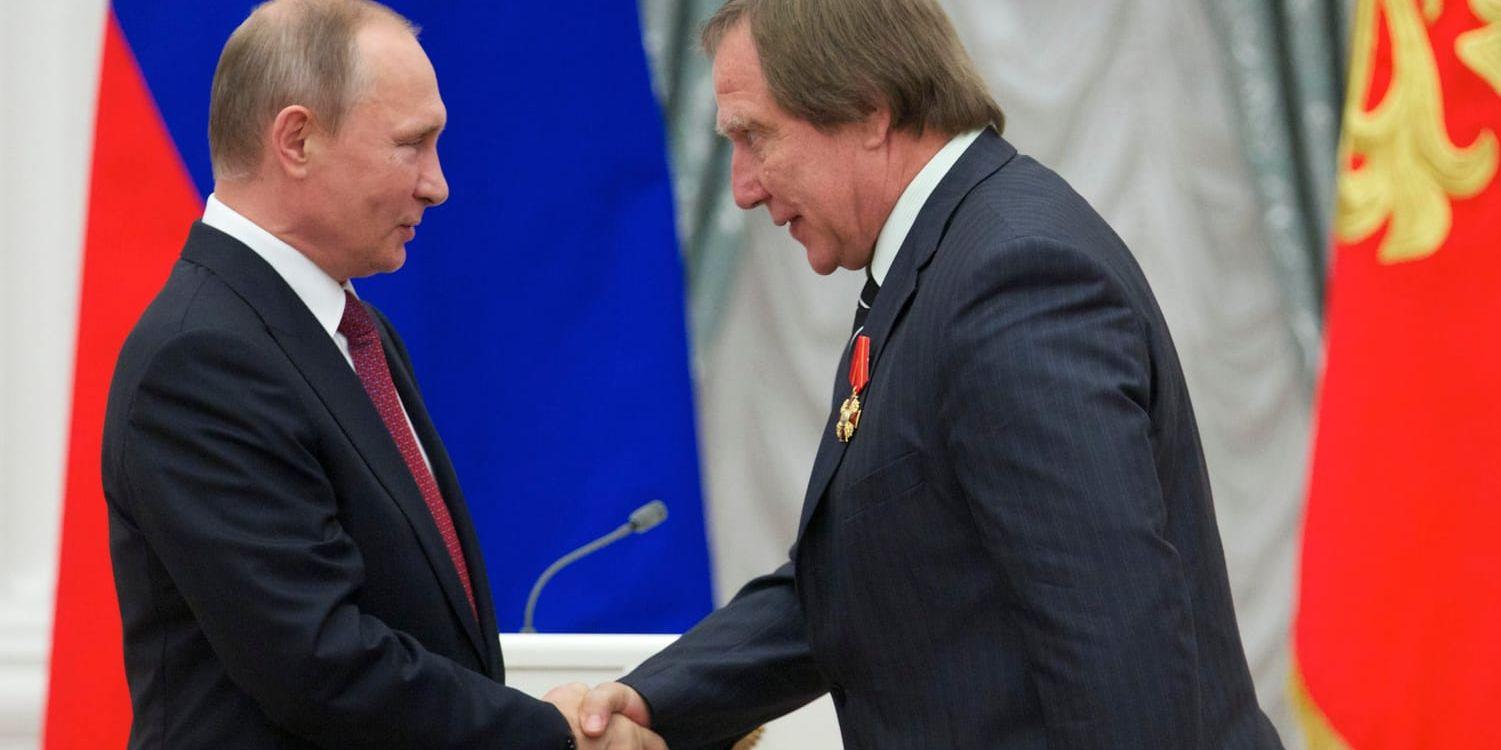 Rysslands president Vladimir Putin ger en medalj till sin gamle vän, den orimligt rike cellisten Sergej Roldugin, som tros ha fått pengar via bland annat Nordea. Arkivbild.