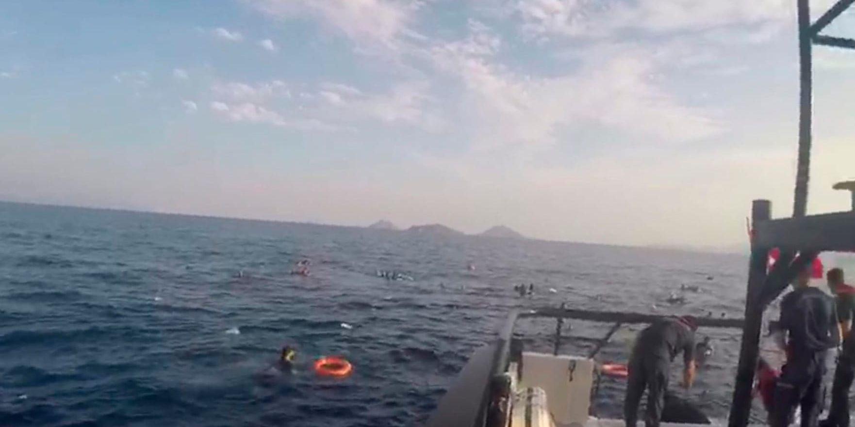 Ett fartyg från turkiska kustbevakningen nära migranter i havet i samband med olyckan.