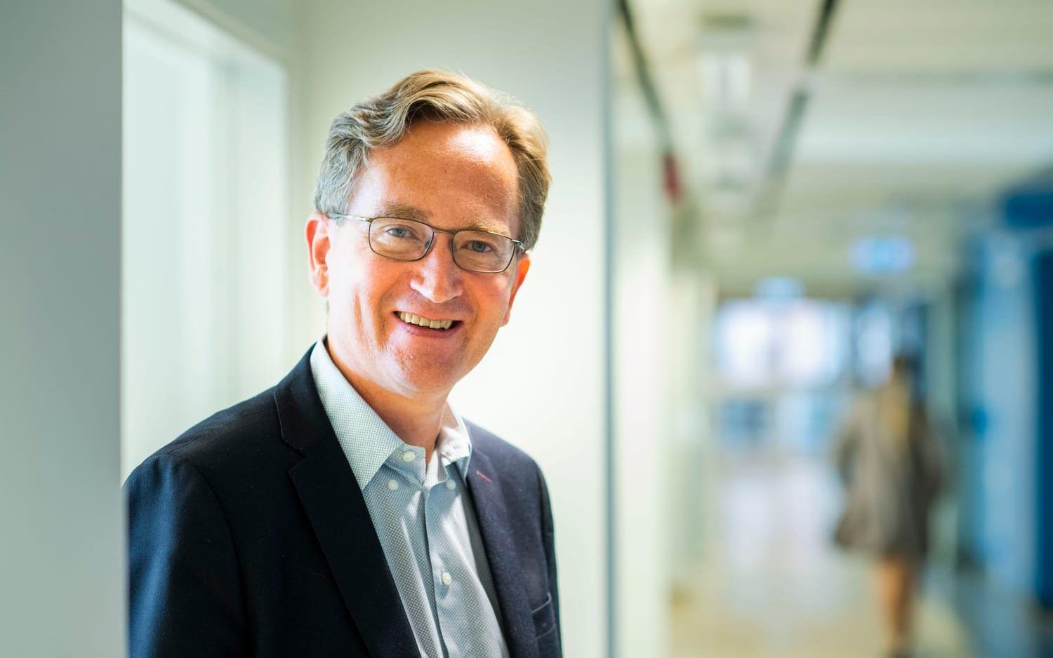 Forskaren Joakim Dillner säger att Etikprövningsmyndigheten har ett snabbspår för att hantera ansökningar om coronaforskning. En ansökan som tidigare kunde ta 30-60 dagar kan nu i stället vara klar inom tre-sju dagar, enligt Dillners erfarenhet.