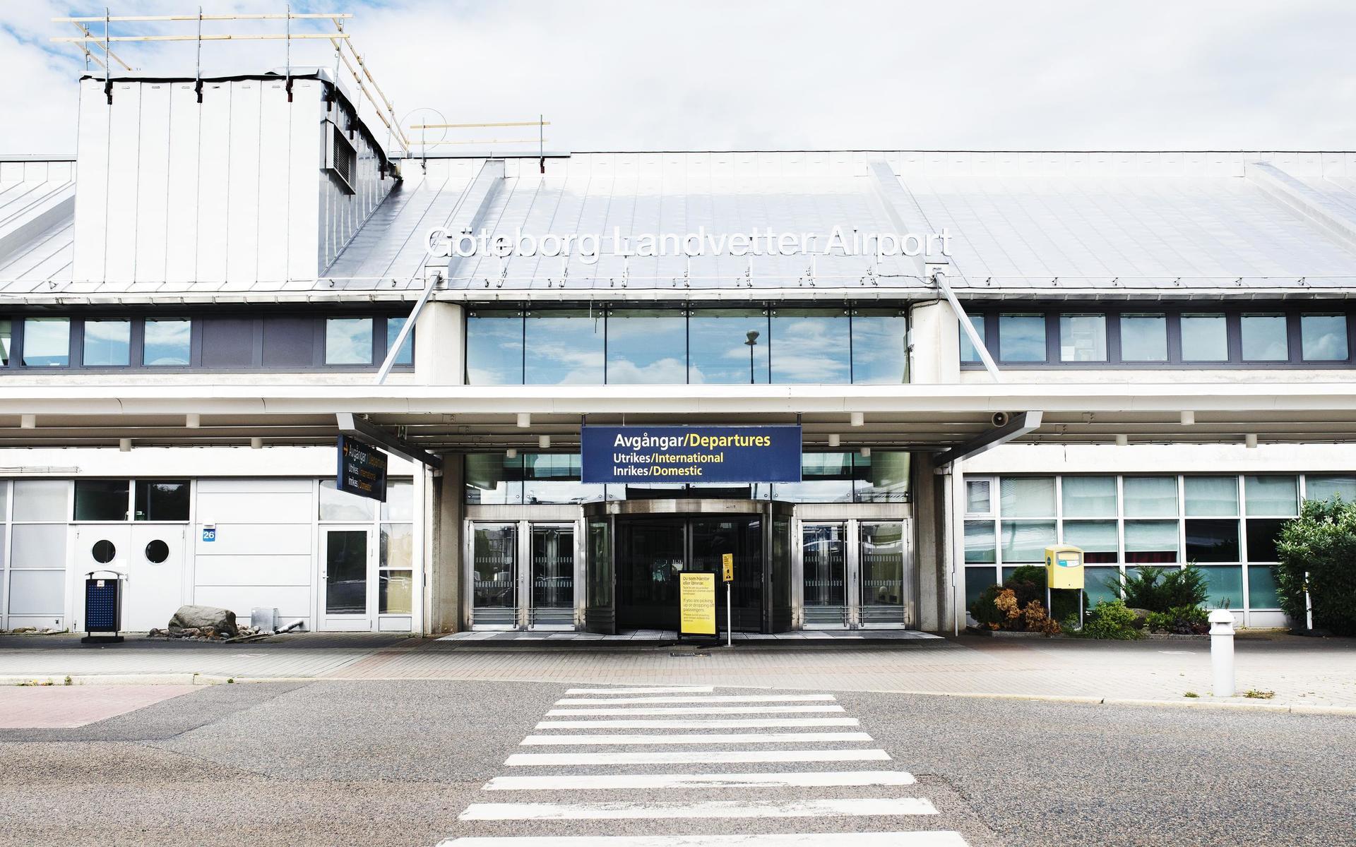 När allt fler svenskar planerar att åka utomlands har trycket på passansökningar blivit allt större, men samtidigt som det är svårt att få en tid för att förnya sitt pass riskerar de som planerar att göra ett provisoriskt pass på flygplatsen att bli utan.