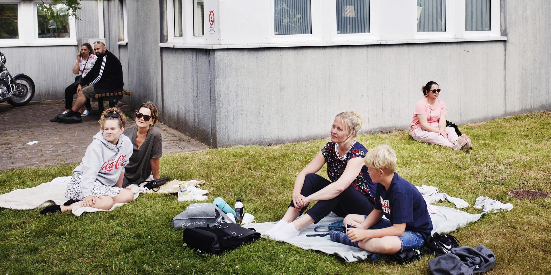 Nellie Öhgren tillsammans med sin mamma Ulrika Öhgren och Gabriel Sander tillsammans med sin mamma Liz-Marie Sander är bara några av de över 40 personer som väntade på att få göra ett provisoriskt pass på Landvetter under måndagen.