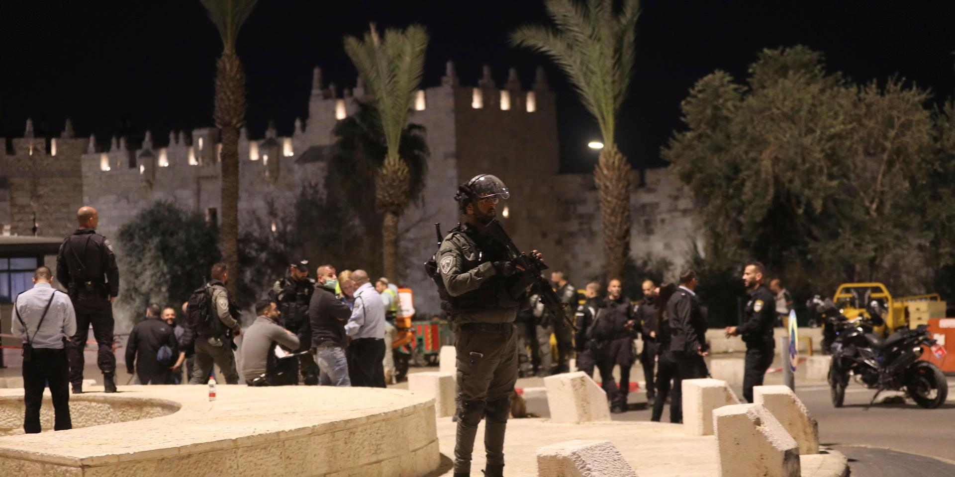 En israelisk polis står vakt vid Damaskusporten efter knivangreppet.