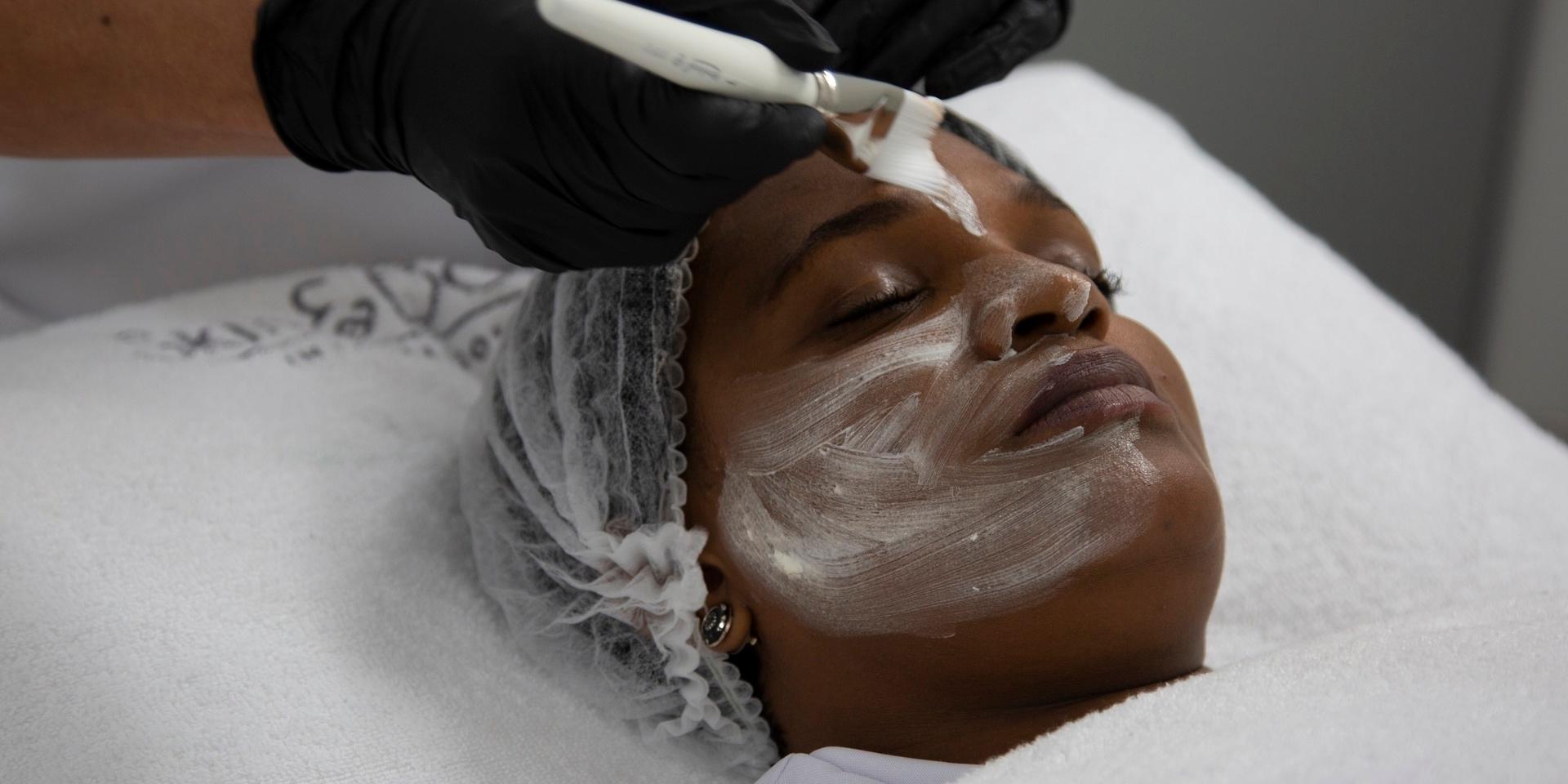 En hudblekande ansiktsmask läggs på en kvinna i Johannesburg, Sydafrika. Arkivbild.