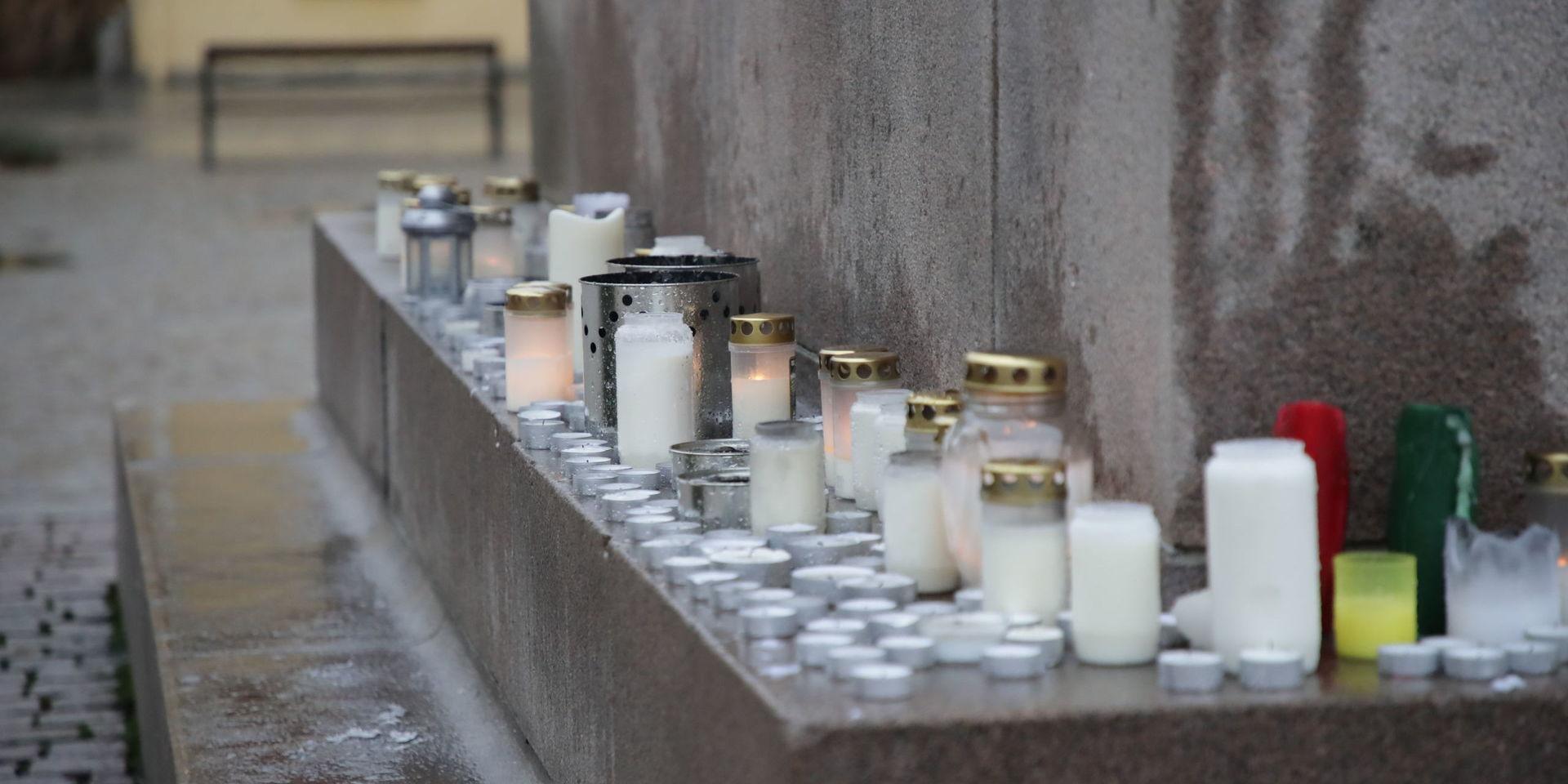 Ljus tända på Kungstorget i Uddevalla vid en spontan minnesplats för den saknade 17-åringen. Alla hoppas att hon fortfarande är vid liv. 