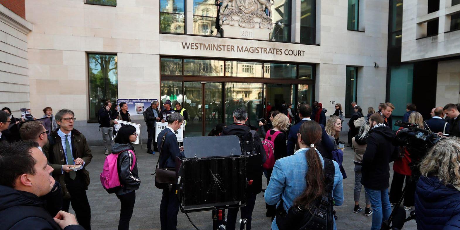 Medier och anhängare till Julian Assange samlades vid domstolen i London i början av maj, där Wikileaksgrundaren medverkade via videolänk från fängelset. Arkivbild.