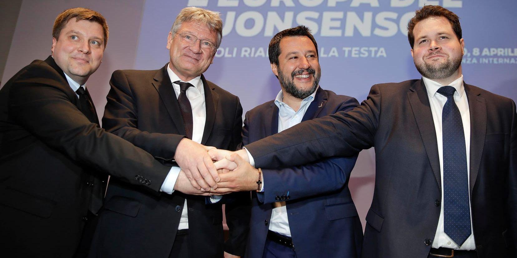 Olli Kotro (Sannfinländarna). Jörg Meuthen (AFD), Matteo Salvini (Lega) och Anders Vistisen (Dansk Folkeparti) skakar hand om samarbete inför kommande EU-val.