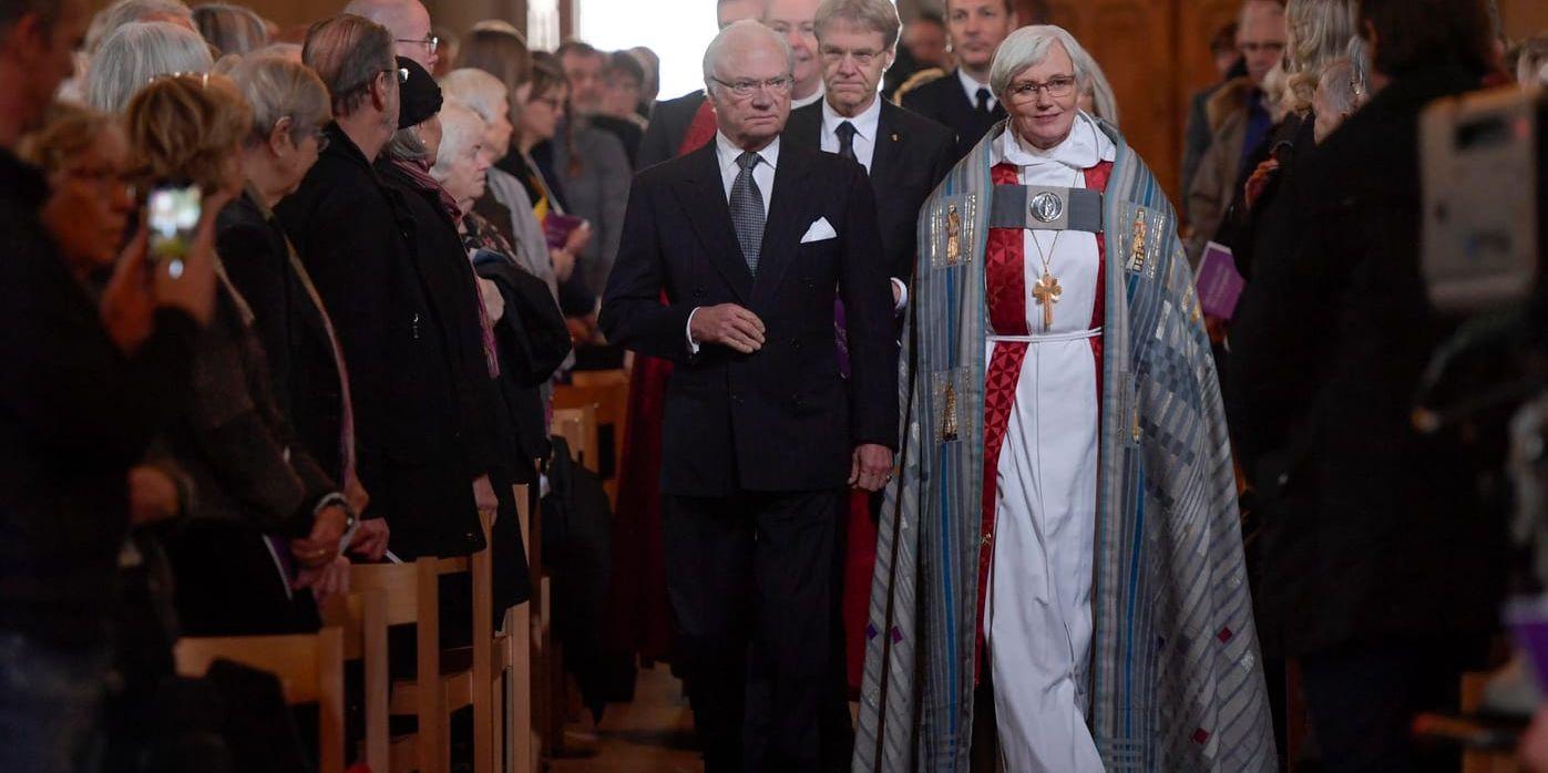Kung Carl Gustaf och ärkebiskopen Antje Jackelén anländer till kyrkan.