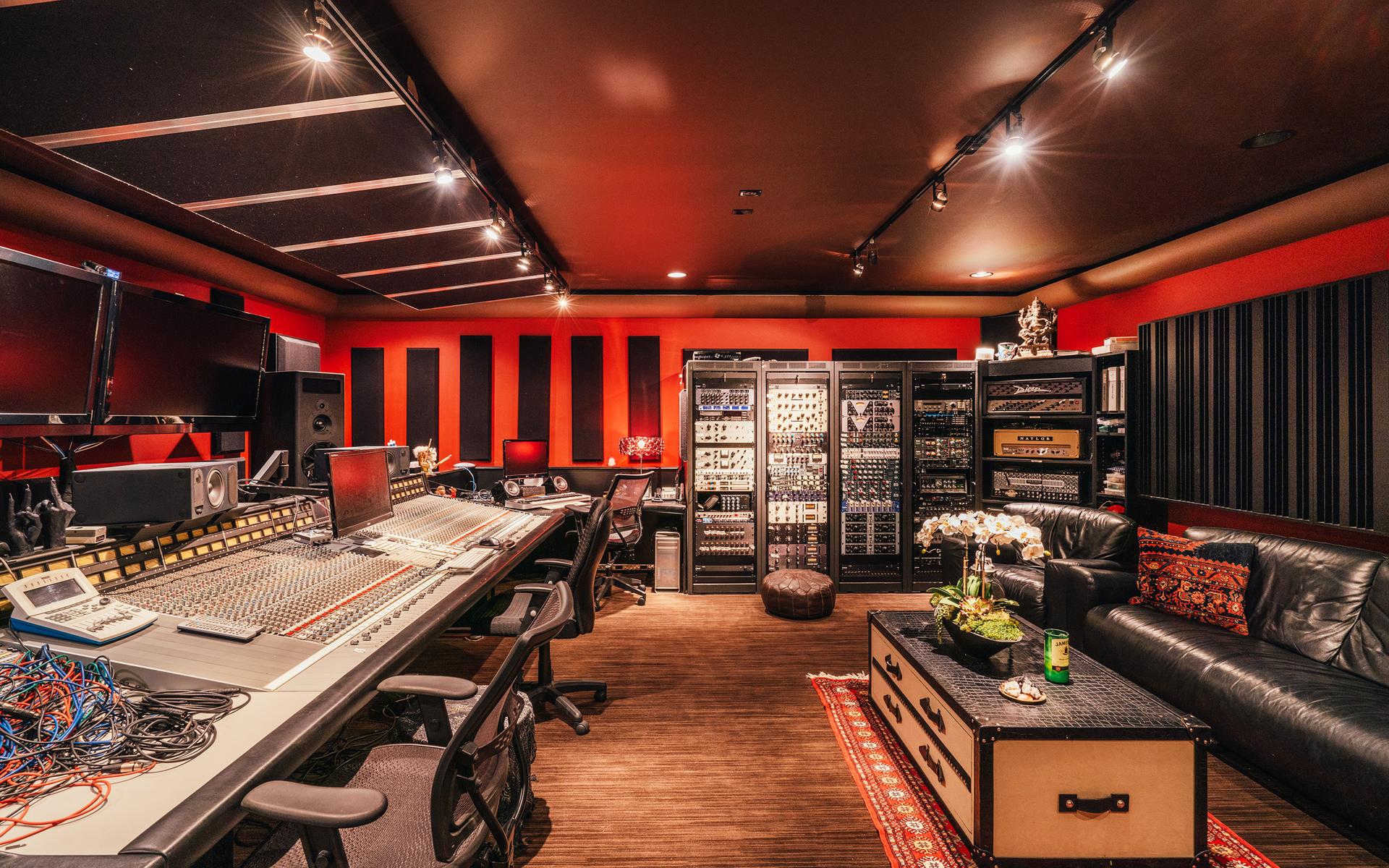 Tommy Lee har byggt en ljudisolerad inspelningsstudio.
