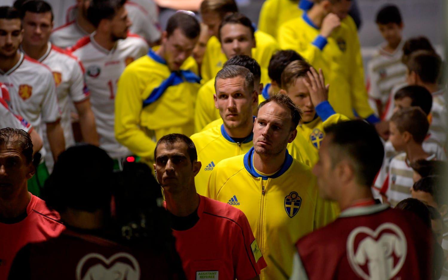Spelarna står redo i tunneln. Bild: Bildbyrån
