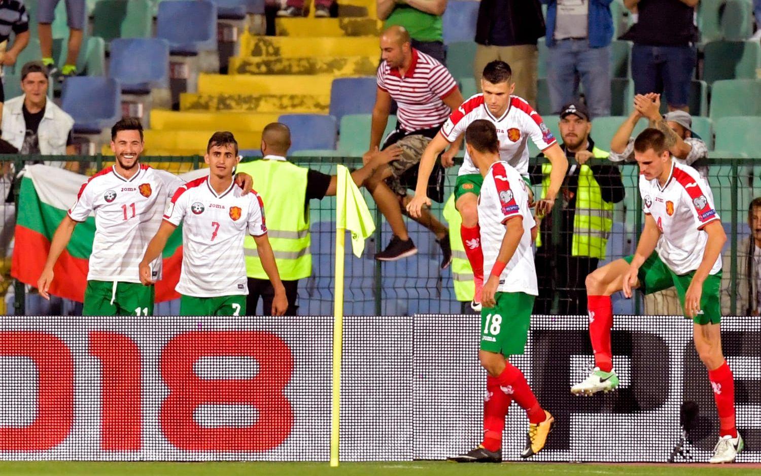Bulgarien och målskytten Kostadinov jublar efter att ha gjort 2–1 mot Sverige. Bild: Bildbyrån
