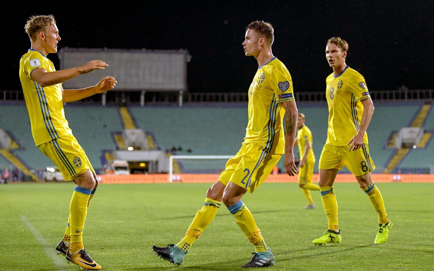 Mikael Lustig kvitterar till 1-1 för Sverige efter hörna – jublar med Augustinsson. Bild: Bildbyrån
