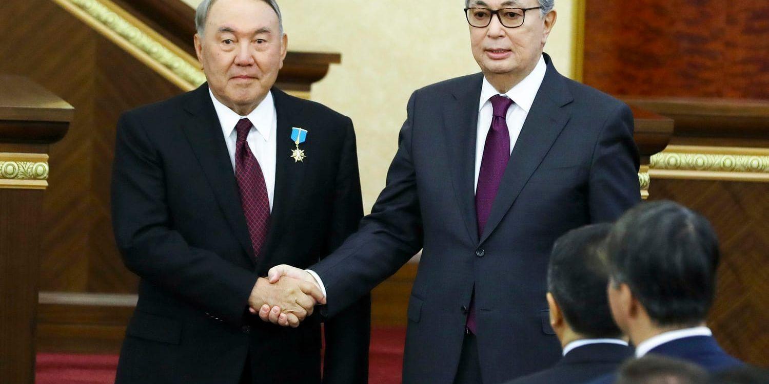 Kazakstans tillfällige president Kasym-Zjomart Tokajev, till höger, har den tidigare presidenten Nursultan Nazarbajevs stöd i presidentvalet om några veckor. Arkivbild.