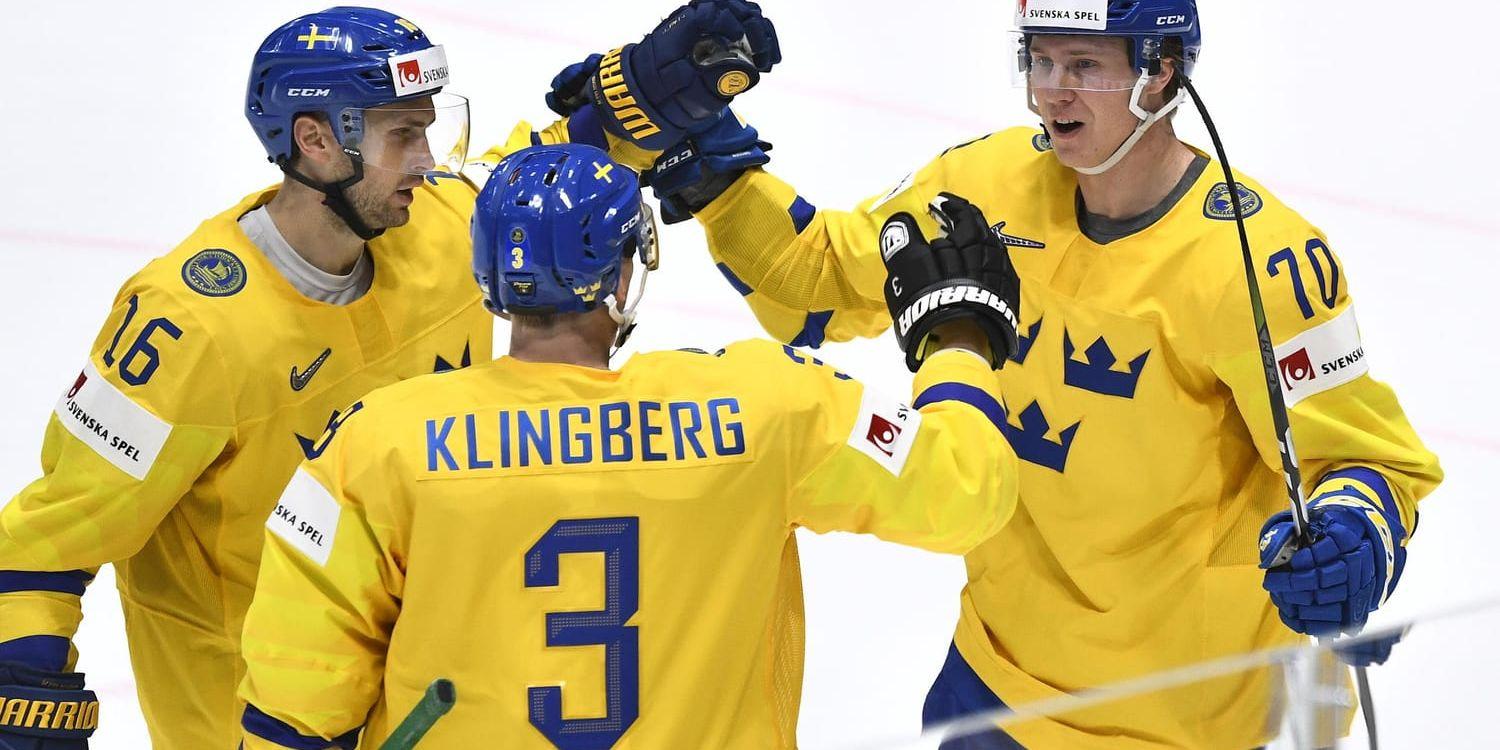Dennis Rasmussen, höger, satte Tre Kronors 5–4-mål i tom bur i en högdramatisk match mot Lettland. Sverige är därmed klart för kvartsfinal i ishockey-VM.