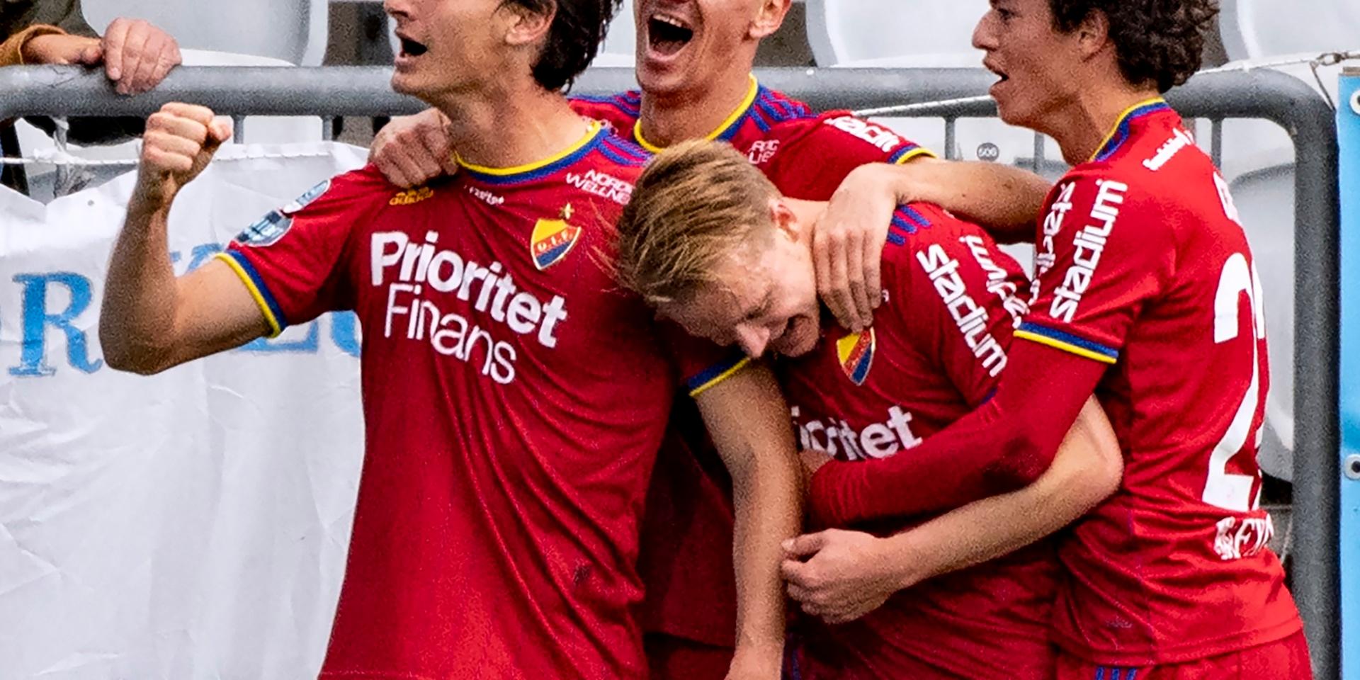 Djurgårdens Hjalmar Ekdal (till vänster) jublar med sina lagkamrater efter sitt 1–1-mål borta mot Malmö FF.