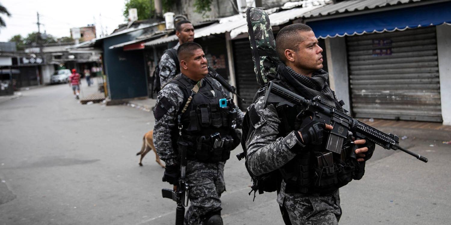 Poliser i ett slumområde, så kallad favela, i Rio. Bilden är från september i fjol.