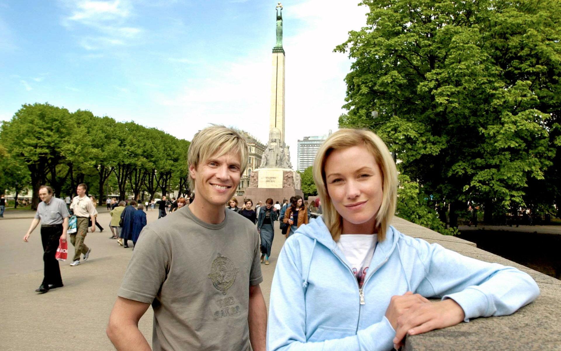 Jessica Andersson och Magnus Bäcklund med frihetsstatyn i bakgrunden.