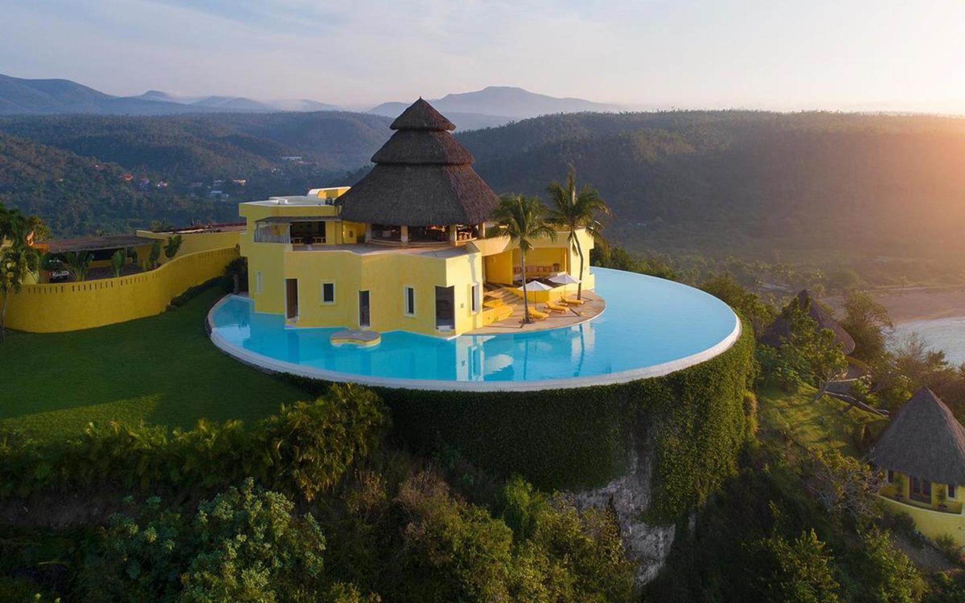 På en platå i mexikanska naturreservatet Chamela Cuixmala ligger lyxhotellet, omgivet av en pool med utsikt över havet.