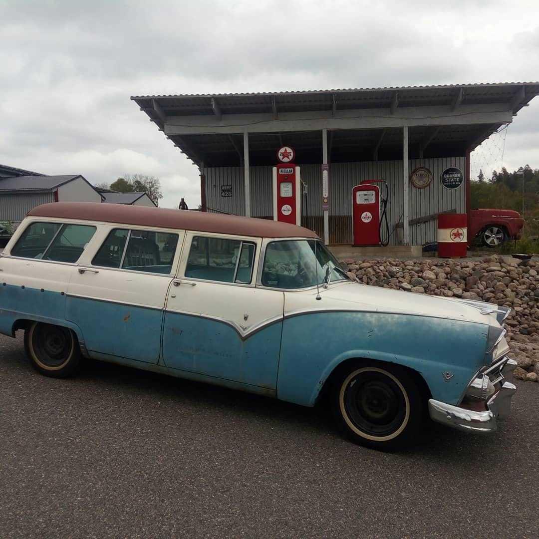 Yvonne Andersson: Ford country sedan, 1955. Hyfsat ovanlig och en perfekt bil för mig som behöver få plats med hundbur.