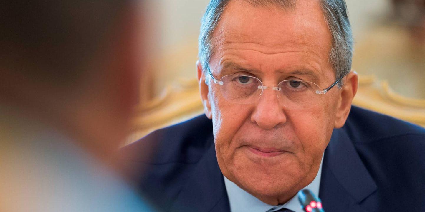 Rysslands utrikesminister Sergej Lavrov anklagar USA för att vilja väcka ryssarnas missnöje med ryska myndigheter genom nya visumregler.