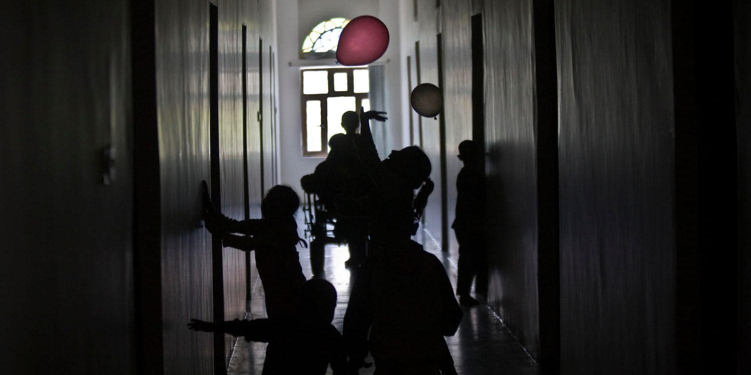 Barn i en skolkorridor i Jemen. Arkivbild.